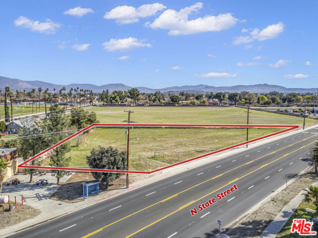345 N State Street, San Jacinto CA: https://media.crmls.org/mediaz/833aaa0e-03a9-426c-a953-5fd7408b6038.jpg