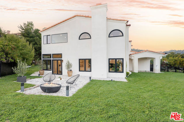 23458 W Moon Shadows Drive, Malibu CA: https://media.crmls.org/mediaz/833b7986-5d16-4232-8ecb-b7aa27052e5b.jpg