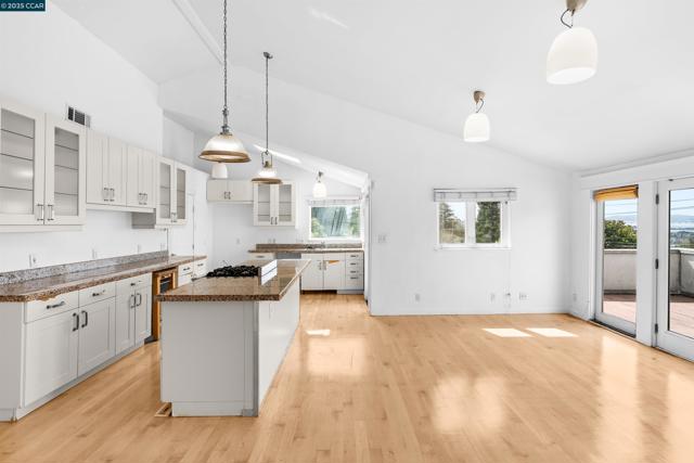 39 Anson Way, Kensington CA: https://media.crmls.org/mediaz/833d5fe9-cdbf-4c31-8819-995b7037e85e.jpg