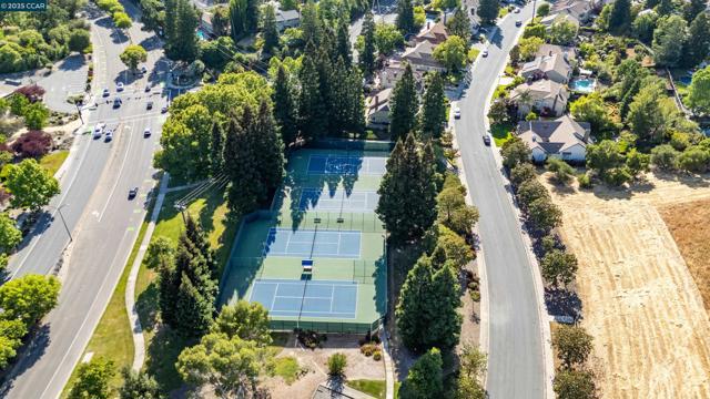 5 Stuart Place, Danville CA: https://media.crmls.org/mediaz/833da22e-0cae-44c1-9c2f-b0728840bf99.jpg