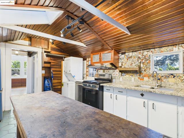 1545 Mariposa St, Richmond CA: https://media.crmls.org/mediaz/833e7700-d24f-4cdf-b96a-893c04e24503.jpg