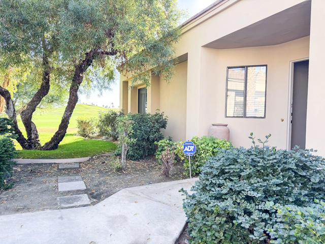 54974 Oaktree, La Quinta CA: https://media.crmls.org/mediaz/833f9d7d-89e7-4232-9ac7-cd1d01d4c7cf.jpg