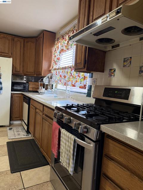 663 25TH Street, Oakland CA: https://media.crmls.org/mediaz/833feae8-e525-43f4-b13d-92463ad606a3.jpg