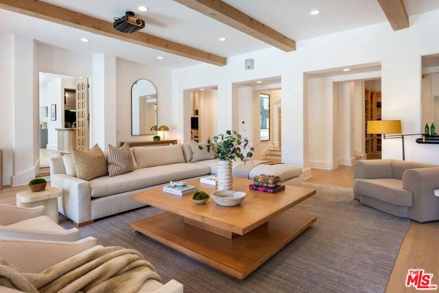 812 N Bedford Drive, Beverly Hills CA: https://media.crmls.org/mediaz/83423aed-0ce2-40da-883a-160b775cbffc.jpg