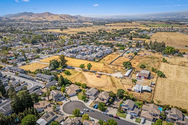9082 Spencer Court, Gilroy CA: https://media.crmls.org/mediaz/83431d7f-7eef-4db7-b17a-b4fa8fcc0af9.jpg