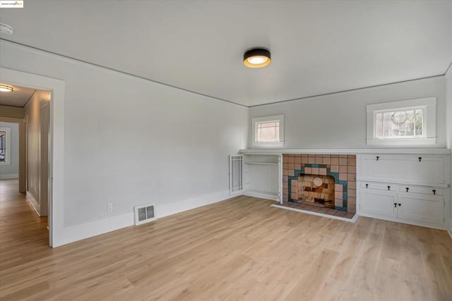 865 40th, Oakland CA: https://media.crmls.org/mediaz/83437b33-5a85-4d8c-b98e-8166bc4913ca.jpg