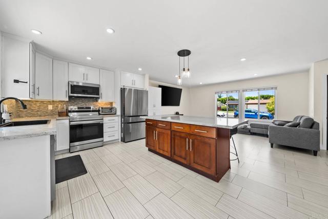 7971 Jade Coast Road, San Diego CA: https://media.crmls.org/mediaz/8343dd6b-f7fc-4c67-8609-8ba4de7daa84.jpg