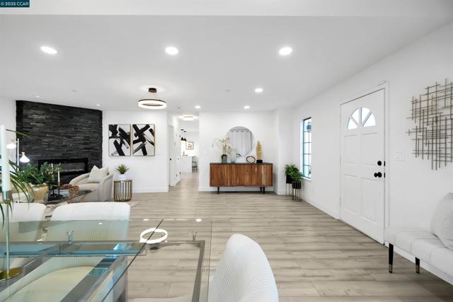27 Briarwood Ct, Brentwood CA: https://media.crmls.org/mediaz/8344a90a-3097-40ee-a08d-fb770a7edf47.jpg