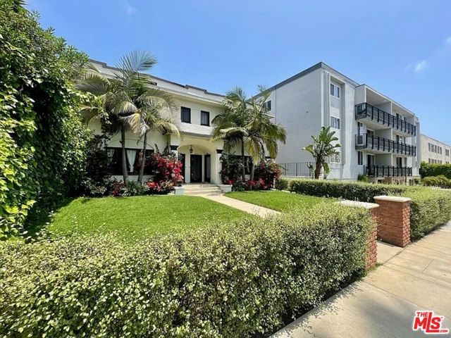 837 5th Street, Santa Monica CA: https://media.crmls.org/mediaz/83451489-d3d7-4c45-980d-bbe7a84ae354.jpg