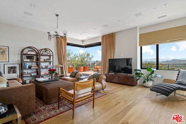 1030 Somera Road, Los Angeles CA: https://media.crmls.org/mediaz/83465b99-b9c1-42d4-8fd4-cf3beaf56eb0.jpg