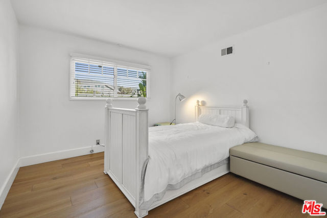 6052 Merritt Drive, Malibu CA: https://media.crmls.org/mediaz/8346ca66-f0d9-41d4-88db-21f2a7a7537e.jpg