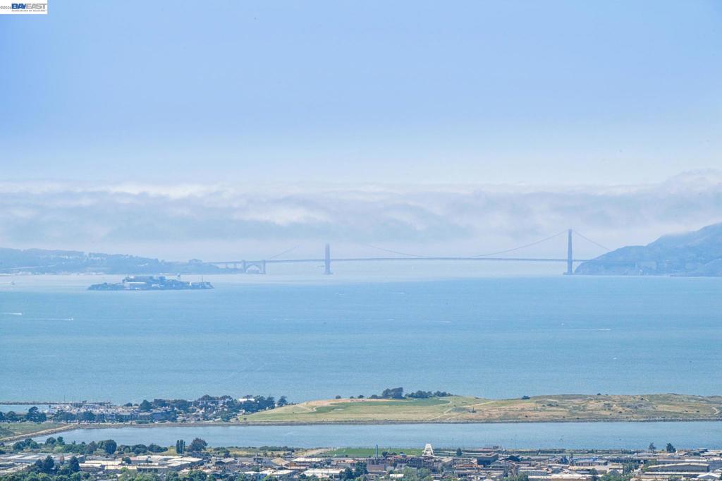 https://media.crmls.org/mediaz/8348667f-a42e-4f99-97c1-87dd3dd37785.jpg?preset=X-Large