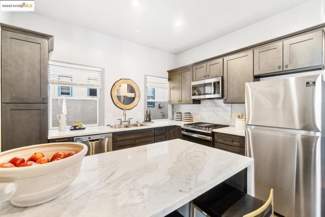 548 37th St, Oakland CA: https://media.crmls.org/mediaz/8348a89c-7a37-4073-9ef2-219e22f791a0.jpg