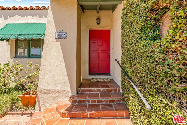 10815 Rochester Avenue, Los Angeles CA: https://media.crmls.org/mediaz/8348df44-170d-4954-a608-94ad5940b71e.jpg