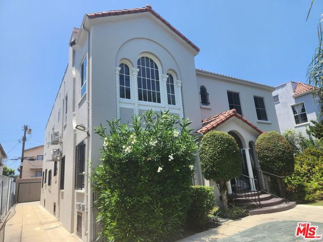 517 N Serrano Avenue, Los Angeles CA: https://media.crmls.org/mediaz/8349961c-c115-455f-b271-b8ea687fe25a.jpg