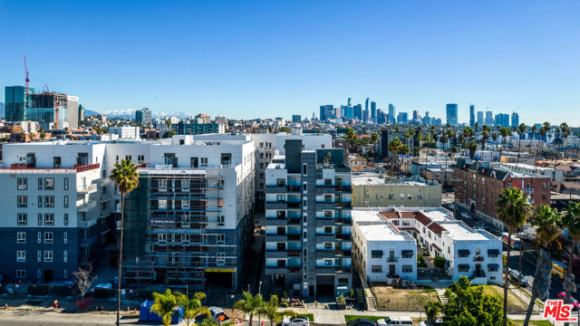 846 S Mariposa Avenue, Los Angeles CA: https://media.crmls.org/mediaz/8349dc28-7ced-4d4b-b5d3-cde32b2b653c.jpg