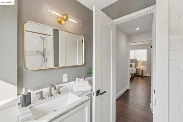 5646 Thornhill Dr, Oakland CA: https://media.crmls.org/mediaz/834a2503-1f9f-4092-a381-dae0f150abc3.jpg