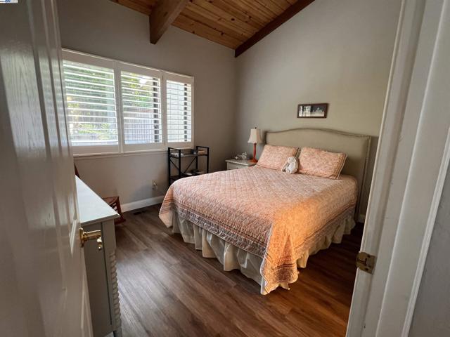 37 Binnacle Hl, Oakland CA: https://media.crmls.org/mediaz/834a64f1-22af-406a-b314-1c8b10772712.jpg