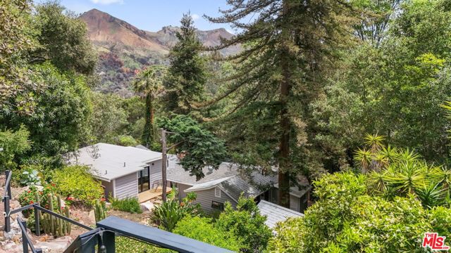 19817 Montau Drive, Topanga CA: https://media.crmls.org/mediaz/834a7310-0c62-46b5-bc73-1bdb51d65fbf.jpg