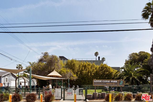 408 Linnie Canal, Venice CA: https://media.crmls.org/mediaz/834ab78e-b5a0-42d7-878f-006dee95cd4d.jpg