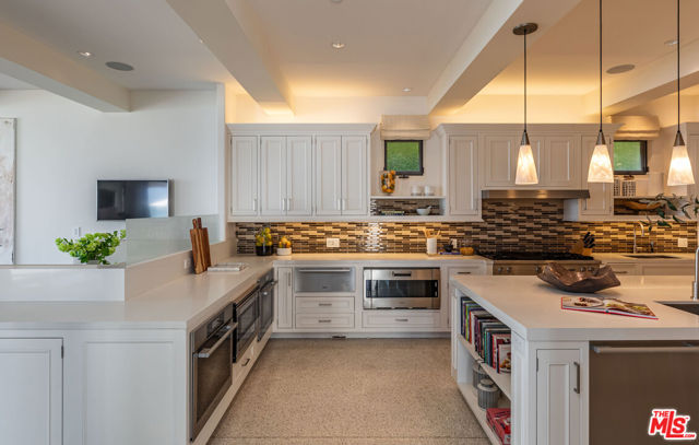 22368 Pacific Coast Highway, Malibu CA: https://media.crmls.org/mediaz/834b509b-8e19-4ca6-8025-1c40eb51c291.jpg