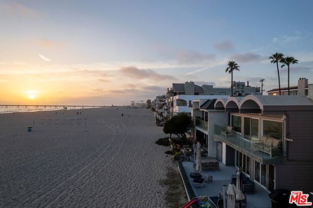 3806 Ocean Front Walk, Marina del Rey CA: https://media.crmls.org/mediaz/834b6ff3-624b-4535-833f-2ef418496f3c.jpg
