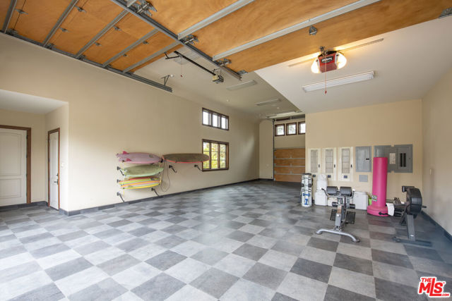 427 La Marina Drive, Camarillo CA: https://media.crmls.org/mediaz/834baa91-b7ca-445a-8471-683beeab1277.jpg