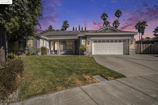 1018 Alouette Pl, Vacaville CA: https://media.crmls.org/mediaz/834bf10d-30ed-4e06-b2a3-a8f7f5f68c52.jpg