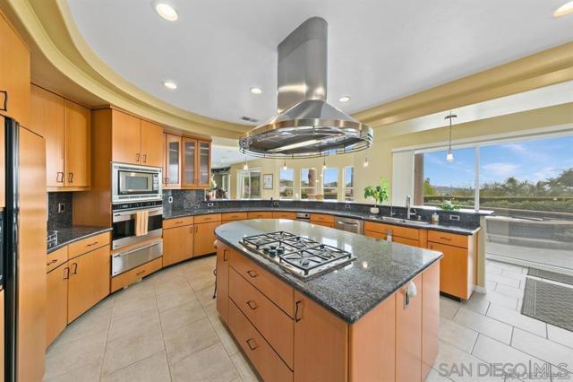 836 Camelot Pkwy, El Cajon CA: https://media.crmls.org/mediaz/834c6b54-16a2-4f7f-992d-9d184104df1c.jpg