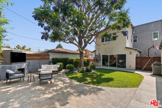 8107 Yorktown Avenue, Los Angeles CA: https://media.crmls.org/mediaz/834d2c96-0e86-4e61-9d6e-279c8f14eb69.jpg