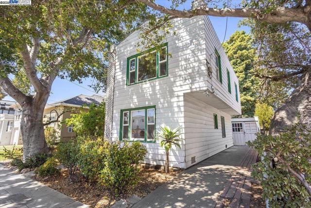 2255 Lincoln Ave., Alameda CA: https://media.crmls.org/mediaz/834d5250-e144-43d9-b0fa-c8593c58440e.jpg