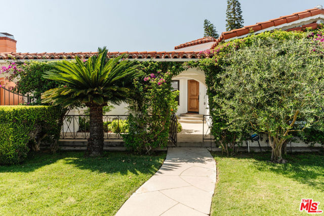 3975 Sutro Avenue, Los Angeles CA: https://media.crmls.org/mediaz/834d5676-b483-46fa-a58b-28ace6b363c8.jpg