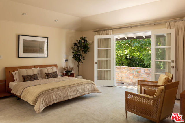 3818 Hollyline Avenue, Sherman Oaks CA: https://media.crmls.org/mediaz/834de2ca-1f8f-4471-a447-28e1f3dbaf5c.jpg