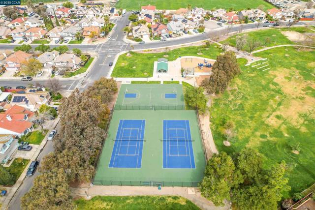 1974 Paradise Valley Ct, Tracy CA: https://media.crmls.org/mediaz/834e6031-e6b3-412e-99c0-ae457ee62ad2.jpg