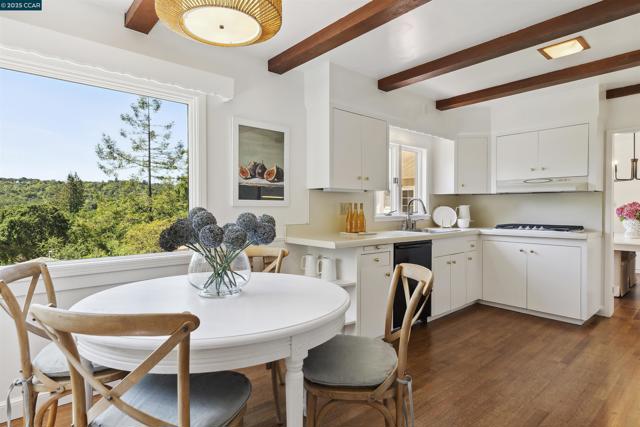 1087 Rahara Dr, Lafayette CA: https://media.crmls.org/mediaz/834e8b20-4b70-44fb-9fc9-001c4a2cbb08.jpg