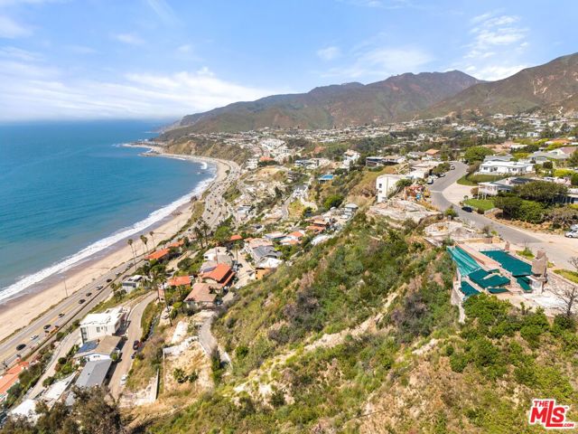 17624 Tramonto Drive, Pacific Palisades CA: https://media.crmls.org/mediaz/8350ffc9-742b-4b19-83d4-801970f3974f.jpg