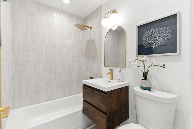 100 Byrne St, Daly City CA: https://media.crmls.org/mediaz/8351c9e0-ec4c-4c13-8b08-002adcb6043e.jpg