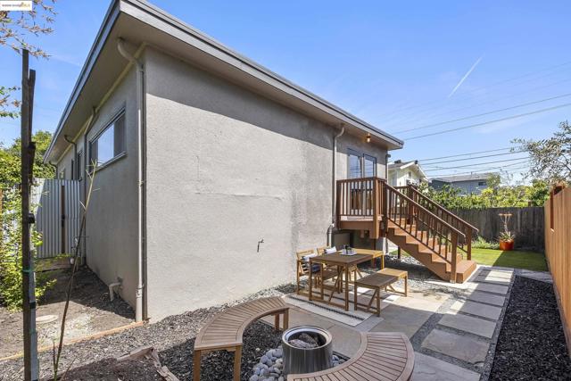 2516 Mathews St, Berkeley CA: https://media.crmls.org/mediaz/835255af-3eca-47c6-8380-ee17515e8c0a.jpg