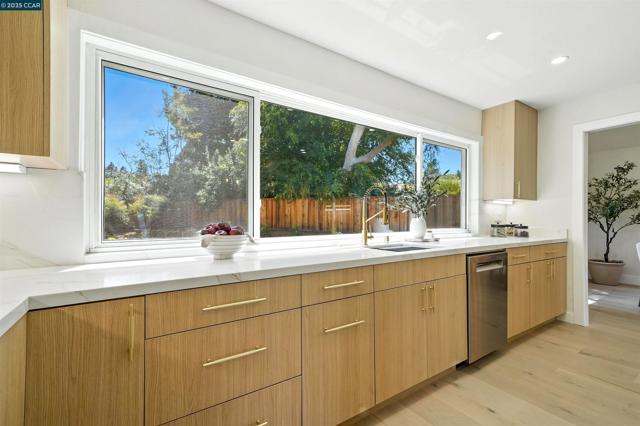 31 Junewood Ct, Danville CA: https://media.crmls.org/mediaz/83526001-72c4-4cd0-abd8-e996852816c2.jpg