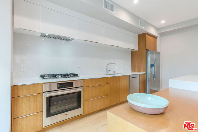 1729 S Barrington Avenue, Los Angeles CA: https://media.crmls.org/mediaz/8352b646-9fb4-4adc-82de-0a48640d150e.jpg