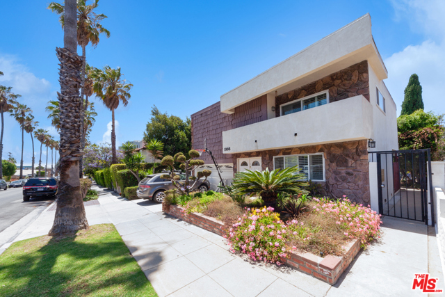 1108 19Th Street Santa Monica, California 1108 19th Street is a six-unit investment asset in Santa Monica, north of Wilshire Boulevard and three blocks south of Montana Avenue. The property has a desirable unit mix of bright and spacious one, two and three bedroom townhouse units with seven parking spaces on an oversized lot of 7,994 square feet and copper plumbing throughout. The large three bedroom /two-and-one half bath front unit provides an excellent owner/user opportunity, featuring a two-car private garage, private patio, formal dining room, central air and heat and a washer/dryer in-unit. The building does not require soft-story retrofitting. This asset presents a new buyer with a highly attractive opportunity to own a well-maintained building in a prime Santa Monica location with 45% rental upside potential.