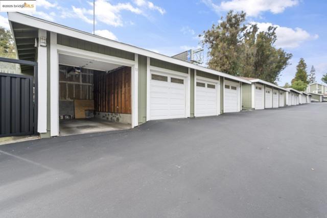 8711 Mountain Blvd, Oakland CA: https://media.crmls.org/mediaz/83562ff7-183c-4177-b111-6646e553d0b0.jpg