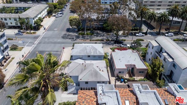231 California Avenue, Santa Monica CA: https://media.crmls.org/mediaz/83566eb9-cd01-4342-9b76-dfee060f40ef.jpg