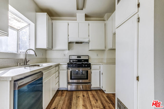 22705 Del Valle Street, 8 photo 6
