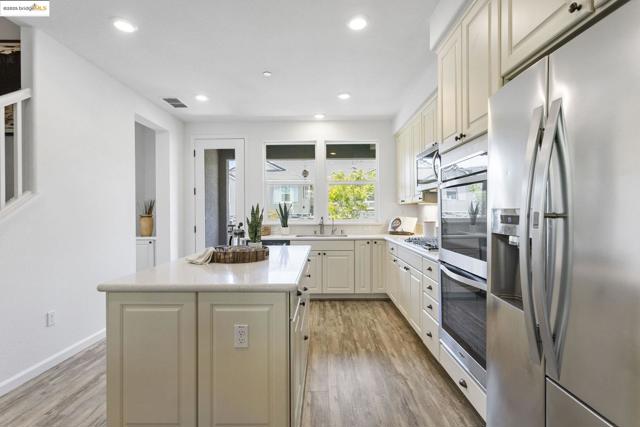 7129 Calistoga Ln, Dublin CA: https://media.crmls.org/mediaz/8358adef-86dc-46c0-8a5a-008da1a420eb.jpg