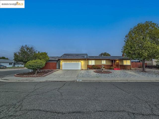 1651 Michael Dr, Pinole CA: https://media.crmls.org/mediaz/83590490-6901-4a14-bbbf-98908263b2c3.jpg