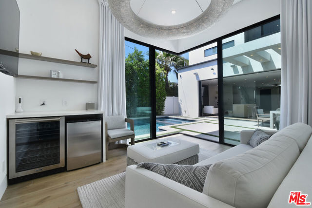 5316 Lennox, Sherman Oaks CA: https://media.crmls.org/mediaz/8359482d-9c65-4fb2-b467-5247fa8573f1.jpg