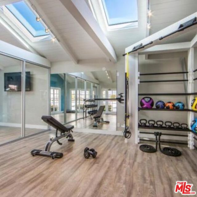 6600 Beachview Drive, Rancho Palos Verdes CA: https://media.crmls.org/mediaz/8359ecfa-d7b8-4d6b-b03b-5cf3fda7b7ab.jpg