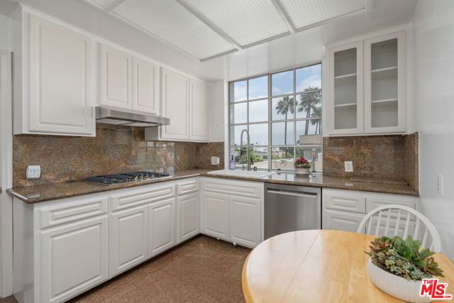 1375 Kelton Avenue, Los Angeles CA: https://media.crmls.org/mediaz/835a3a9b-5267-4f7a-ab6e-1799ce195093.jpg