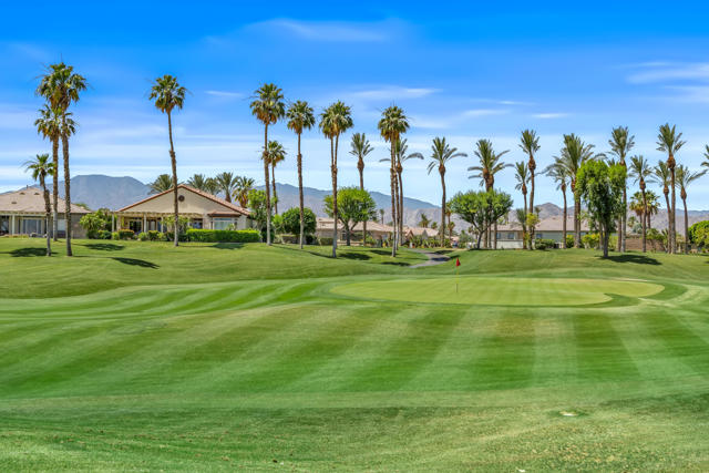 80435 Muirfield Drive, Indio CA: https://media.crmls.org/mediaz/835a4780-cc2e-4f57-ba54-203378379d93.jpg